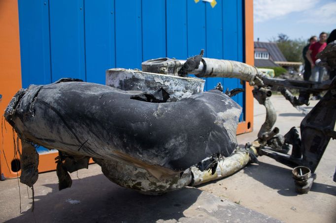 Vyzvedávání ostatků československých letců RAF a jejich bombardéru.