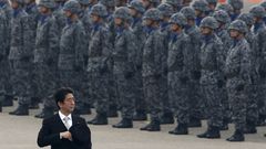 Šinzó Abe na vojenské základně Hjakuri.