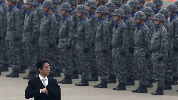 Šinzo Abe na vojenské základně Hjakuri.