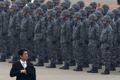 Japonský premiér Šinzó Abe skončil ve funkci, vystřídal ho Suga