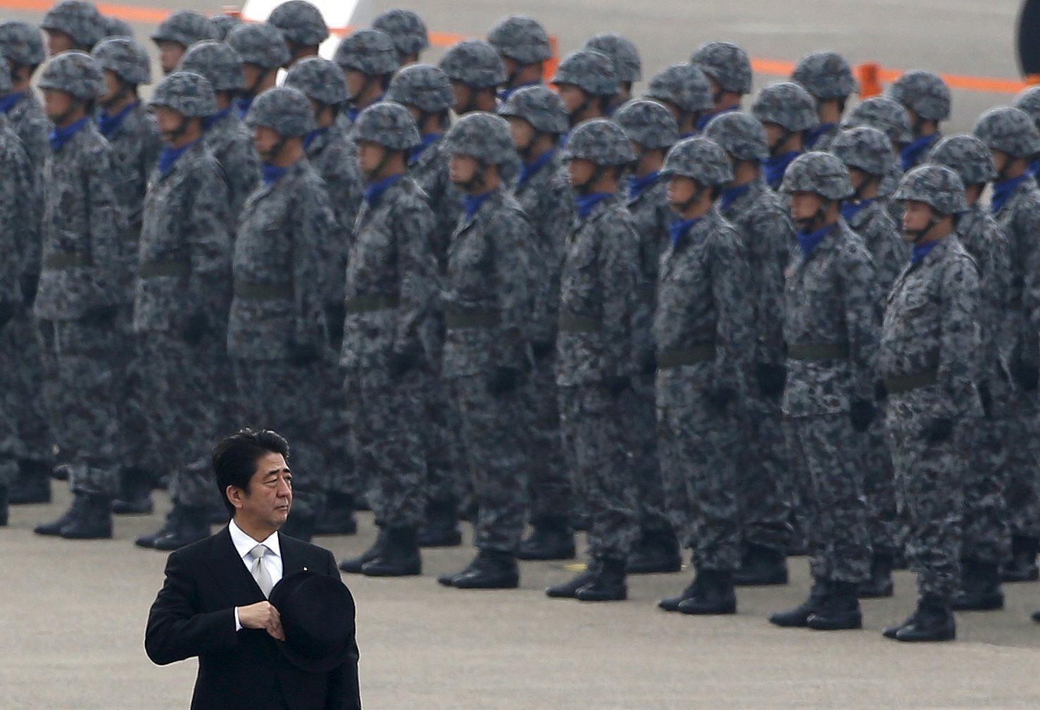 Šinzó Abe na vojenské základně Hjakuri.
