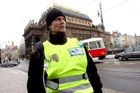 Strážníci nasazují tělo, aby zjistili,jak se Praha dusí