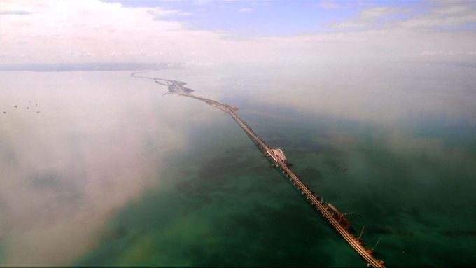 Záběry Kerčského mostu z Ruska na Krym