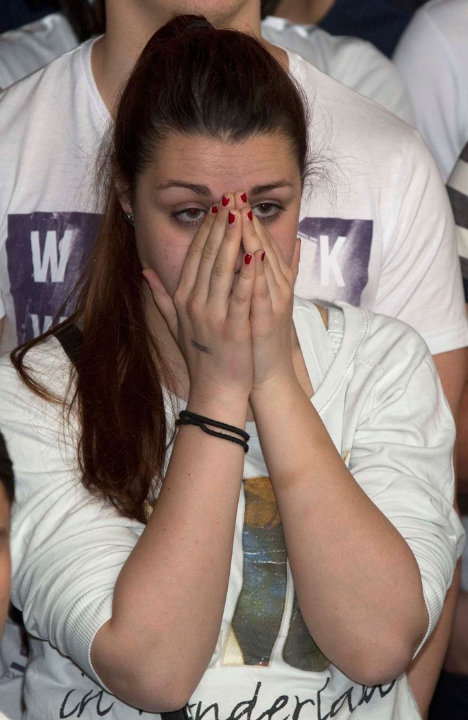 An England soccer fan reacts as her team play against Italy during the 2014 World Cup at a bar in central London June 15, 2014. REUTERS/Neil Hall (BRITAIN - Tags: SPORT S