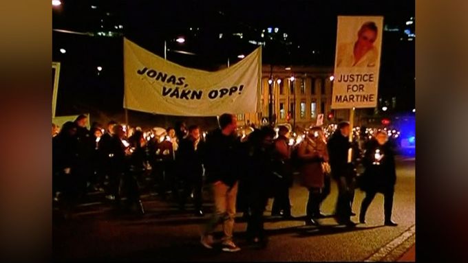 Stovky lidí uctily v ulicích Osla památku zavražděné studentky (1. 12. 2008).