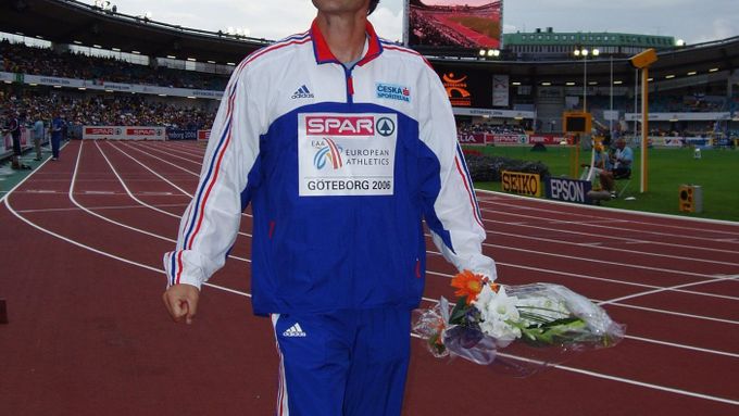 Jan Železný odchází z medailového ceremoniálu do útrob stadionu.