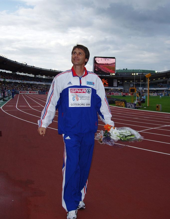 Jan Železný odchází z medailového ceremoniálu do útrob stadionu.