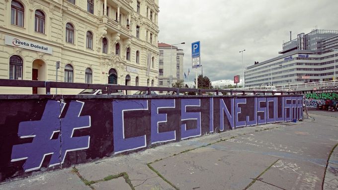 Obrazem: Češi nejsou srabi, stojí na zdi na Těšnově. Tvůrci graffiti reagují na film Smrtihlav