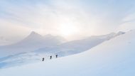 Vegard Breie: Skialpinisté Øystein Bråten, Tiril Sjåstad Christiansen a Stian Hagen poblíž norského Jotunheimenu.