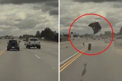 Řidič na dálnici natočil "nejšílenější nehodu". Auto vylétlo několik metrů do vzduchu