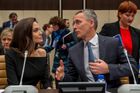 Angelina Jolie s Jensem Stoltenbergem při jednání nejvyššího velení NATO.