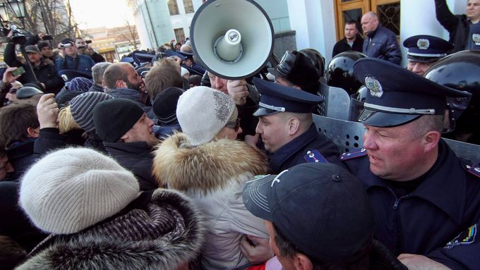 Dav demonstrantů pronikl do sídla gubernátora v Doněcku. (Ilustrační foto)