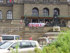 Odboráři vyvěsili transparent i na budovu Národního muzea v Praze.