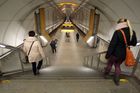 Přestupní stanice metra Můstek je bludištěm klikatých chodeb a schodů, hodných atomového krytu.