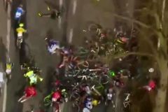 VIDEO Pádu ve finiši Scheldeprijs se vyhnulo jen 14 cyklistů