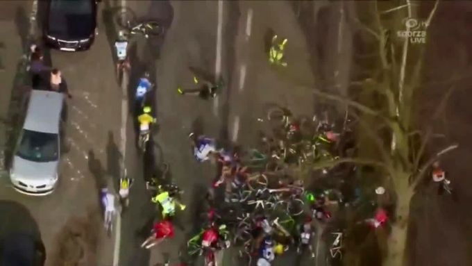 Finiš cyklistického závodu Scheldeprijs poznamenal hromadný pád. kterému se vyhnul jen 14 závodníků.