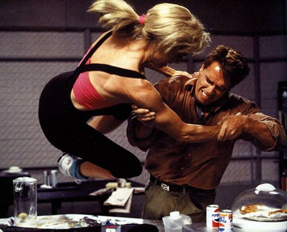 Arnold Schwarzenegger a Sharon Stoneová ve filmu Total Recall.