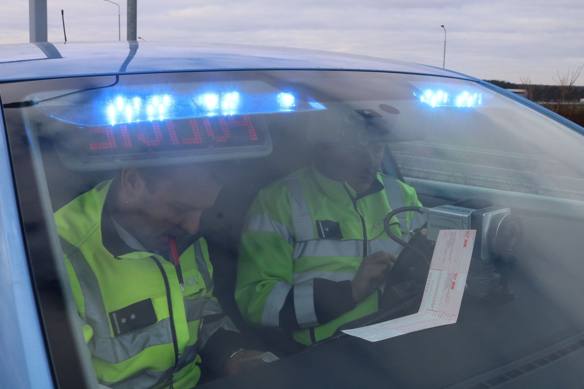 Policejní octavie v akci - prověření řidiče a vozidla