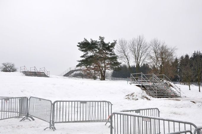 Pohled na trať a na schody