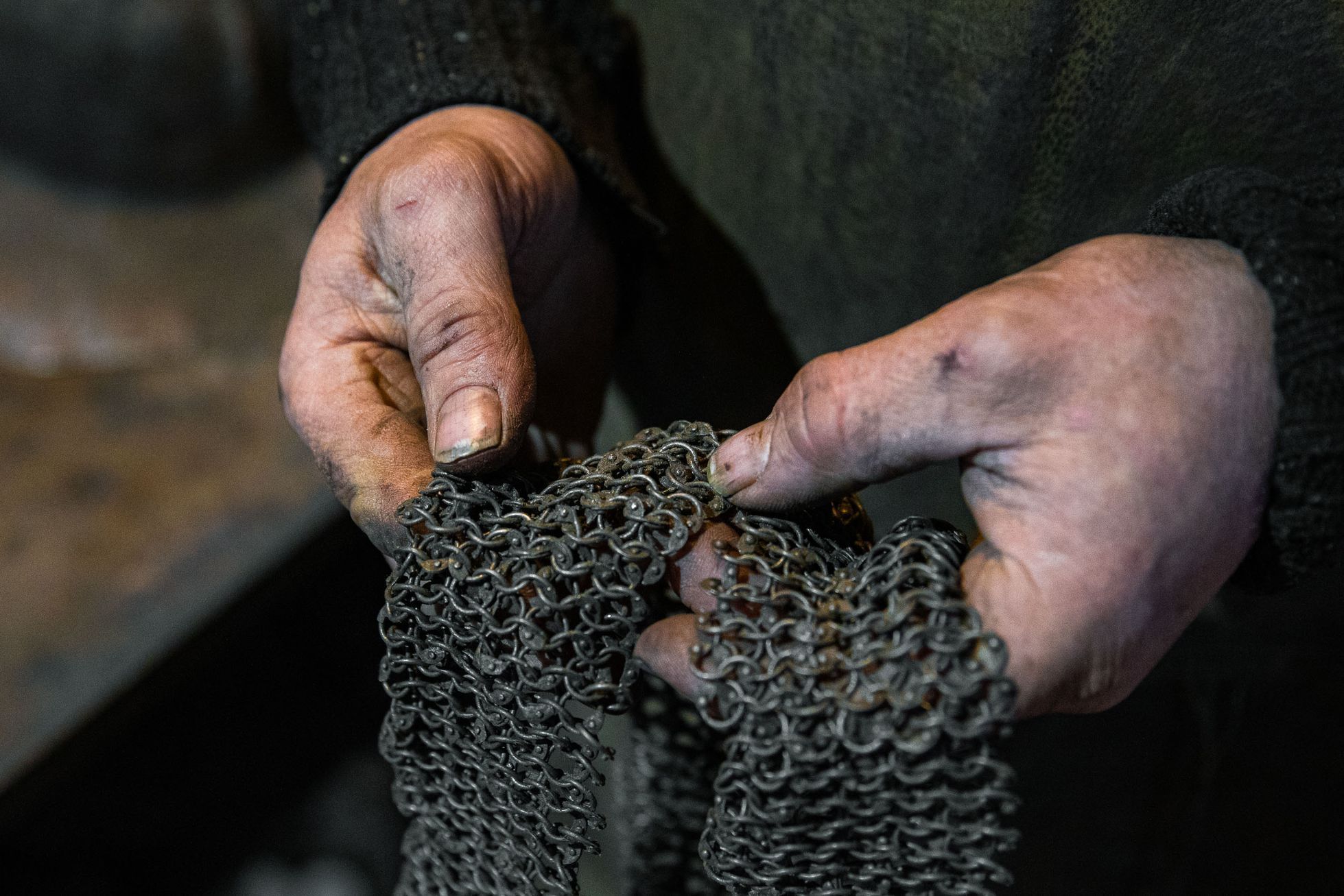 Kovář, platnéř Petr Brožek, výroba plátové zbroje a helmy