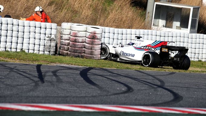 Lance Stroll zapíchnul svůj Williams do ochranné bariéry z pneumatik.