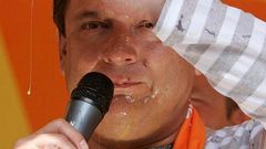 Jiří Paroubek čelí vajíčkovému útoku na pražském Smíchově