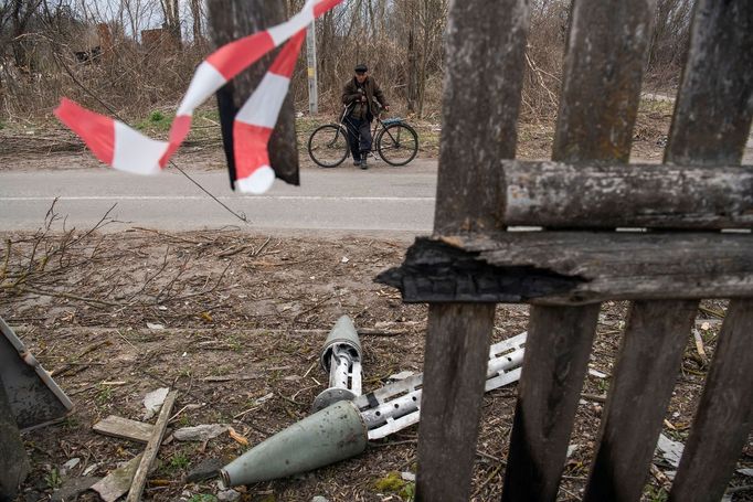 Další raketomet ve vesnici Kukhari pozoruje i místní obyvatel Serhij