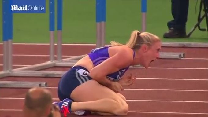 Podívejte se, jak si australská překážkářka Sally Pearsonová zlomila ruku ve závodě na 100 m na Diamantové lize v Římě.