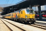RegioJet přitom dosud na všech svých spojích využívá výhradně tradiční žlutou. Spojení "žluté vlaky" používá firma podnikatele Radima Jančury i marketingově.