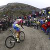 Giro d'Italia 2015 - Alberto Contador se trápí při výjezdu na Colle delle Finestre
