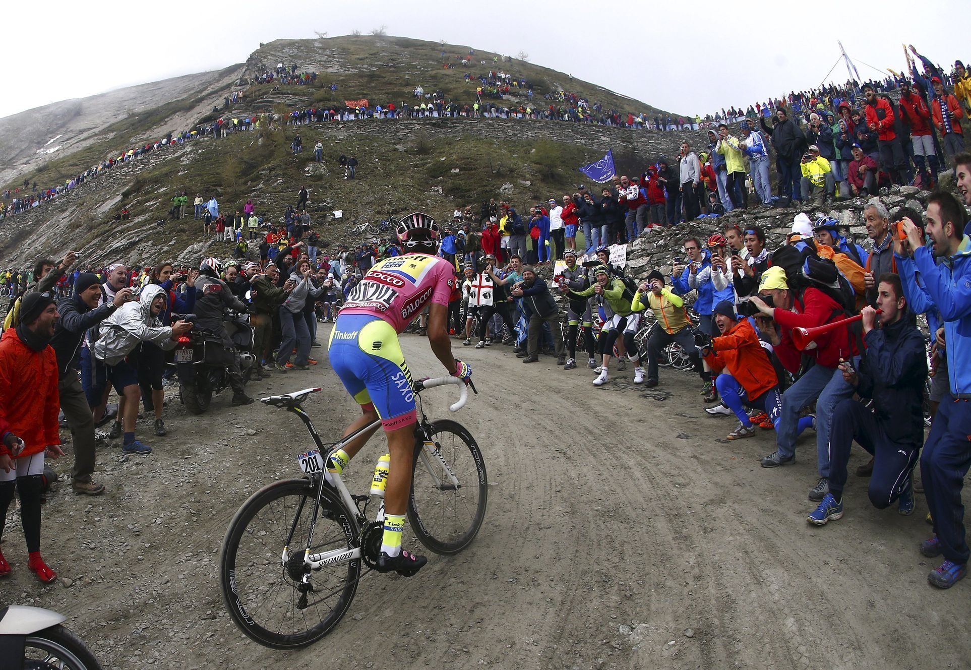 Giro d'Italia 2015 - Alberto Contador se trápí při výjezdu na Colle delle Finestre