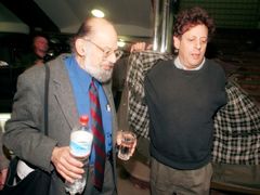 S básníkem Allenem Ginsbergem roku 1996 v pražském Divadle Archa, které Glasse jako první pozvalo do Prahy.
