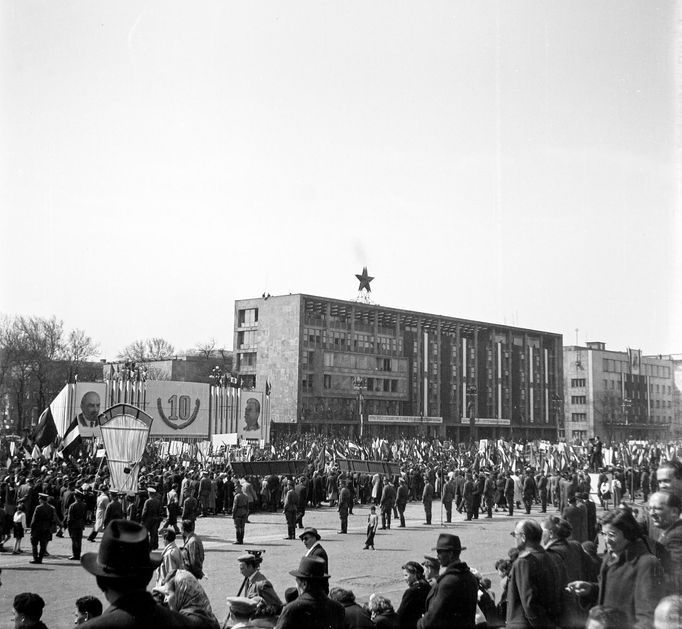 Záběr na dubnové oslavy na dnešním náměstí Padesát šest (Stalinovo náměstí) v Budapešti v roce 1955.