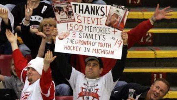 Fanoušci Detroitu Red Wings gratulují transparentem Stevu Yzermanovi k patnáctistému utkání v NHL v kariéře.