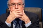 Sponzoři FIFA vyzvali Blattera k okamžitému odchodu