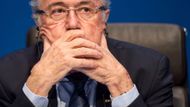 Sepp Blatter. Co se zahraničí týče, nemůžeme začít jinak, než korupční kauzou nejmocnějších světových fotbalových bossů. Švýcar Blatter coby šéf FIFA předal v roce 2011 dva miliony švýcarských franků za údajnou poradenskou činnost předsedovi UEFA Michelu Platinimu. V prosinci 2015 etická komise FIFA udělila Blatterovi zákaz činnosti ve fotbale po dobu 8 let a pokutu 50 tisíc švýcarských franků za korupci.