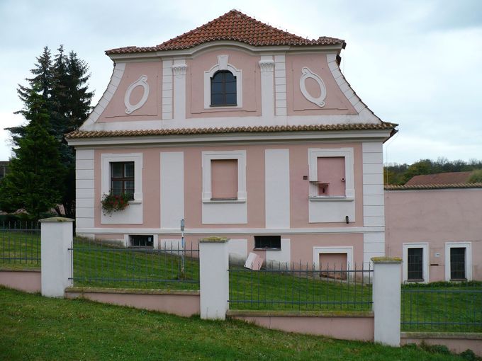 Barokní mlýn v Sazeně s unikátně vestavěnou pevnostkou Pražské čáry z roku 1938. Objekt A1-25aZ2 měl střílnu ukrytou ve zdi mlýna.