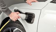 Svůj 180kW výkon, který by v případě konvenčního motoru znamenal relativně vyšší spotřebu a zvyšoval riziko pokut za přílišní emise CO2, kompenzuje RS plug-in hybridním pohonným ústrojím.