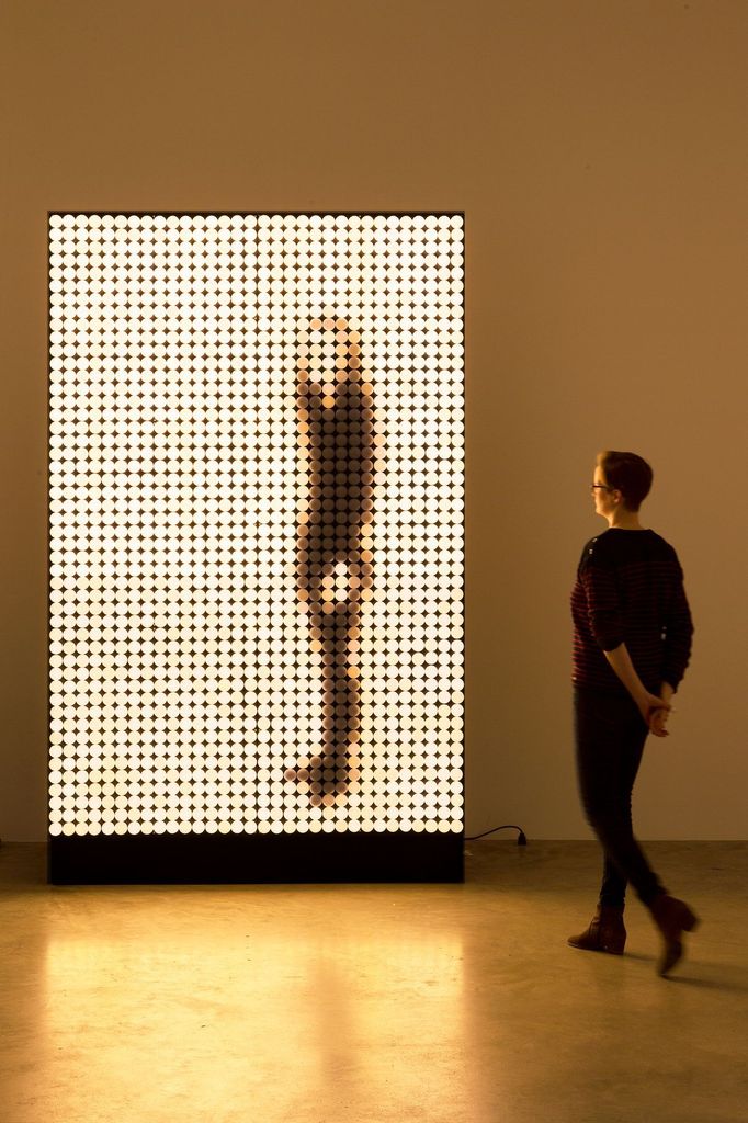 Xavier Veilhan: Světelný stroj, 2015, elektroinstalace, LED, kov, plast, 277,5 × 170,5 × 56 cm.