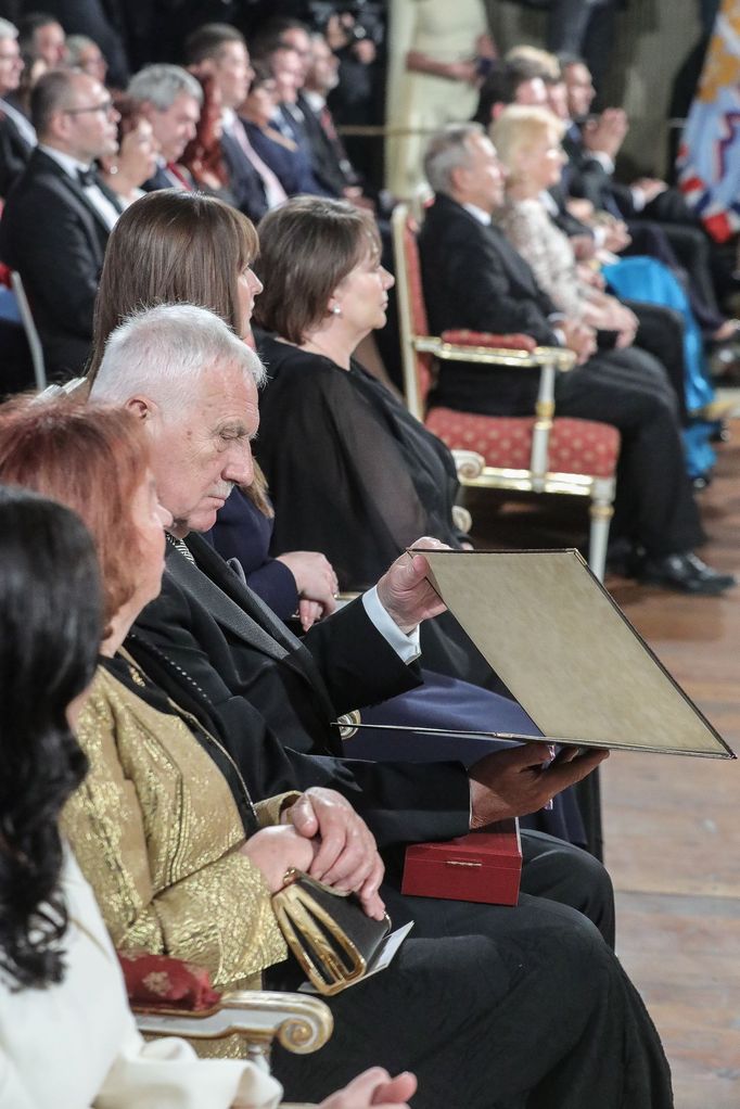 Fotografie z ceremoniálu udílení státních vyznamenání prezidentem ČR Milošem Zemanem na Pražském Hradě. 28. 10. 2019.