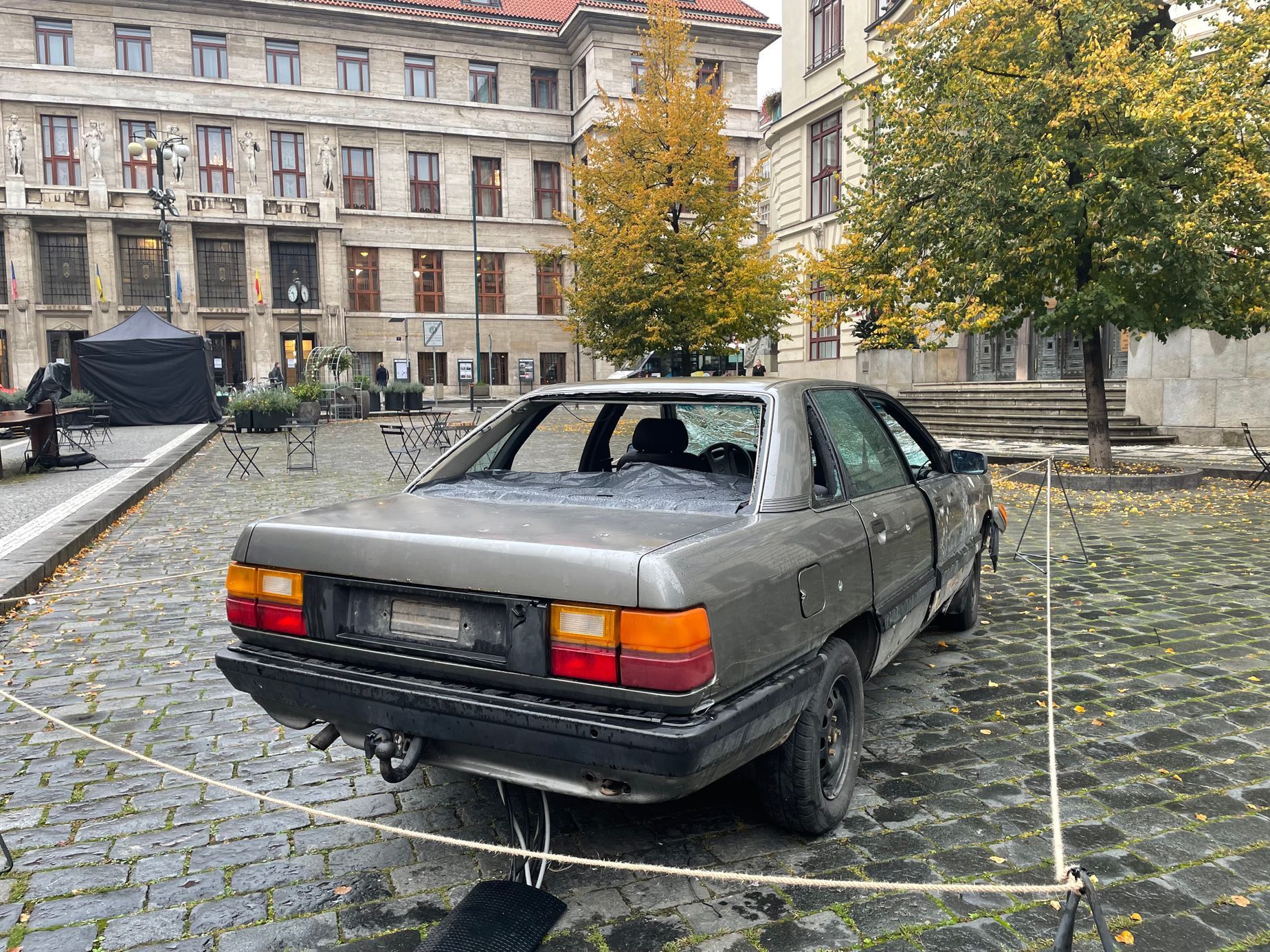 Ohořelé vraky z Ukrajiny instalace Signal Velčovský