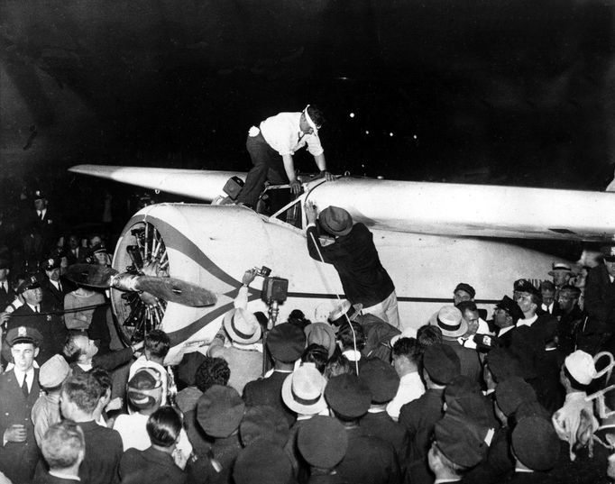 Pilot Wiley Post jako první uskutečnil sólový let kolem světa.