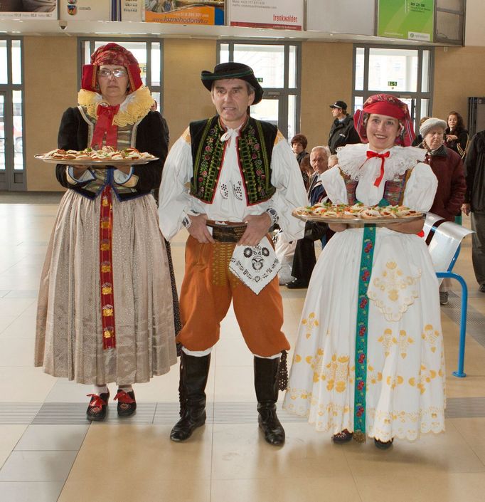 Čeští fotbaloví reprezentanti při příjezdu vlakem do Olomouce, kde se střetnou se Slováky.