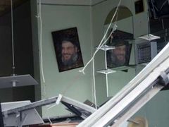 Portrét vůdce hnutí Hizballáh Hassana Nasralláha v jednom z poničených bejrútských obchodů.