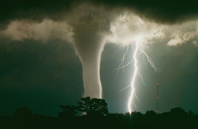 Storm over Florida Double trouble. A storm over Florida, showing a waterspout and a large bolt of lightning. At far right is a TV mast (red lights); its height of 150 metres gives a sense of scale to the image. Severe thunderstorms are often the cause of tornadoes and inland waterspouts. This event was photographed near Lake Okeechobee in Florida, USA. Přidat do lightboxu Stáhnout náhled