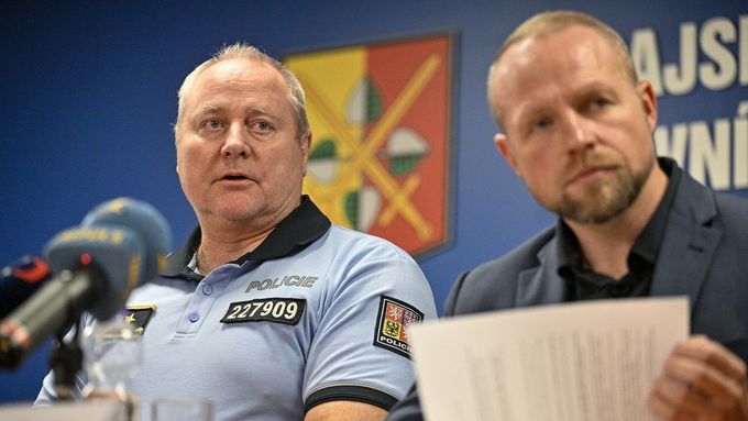 Tisková konference policie. Na snímku vlevo ředitel pražské policie Petr Matějček a vedoucí oddělení vražd Aleš Strach.