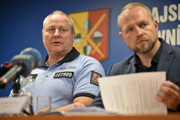 Tisková konference policie. Na snímku vlevo ředitel pražské policie Petr Matějček a vedoucí oddělení vražd Aleš Strach.