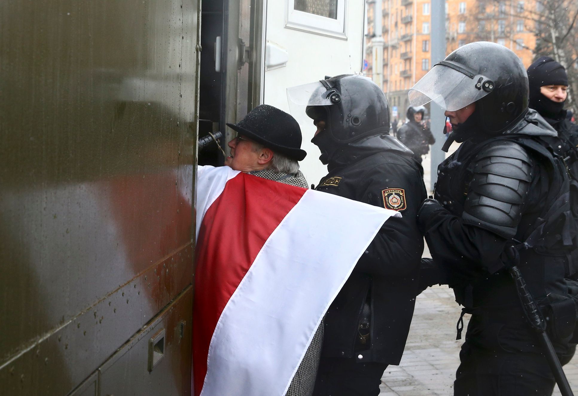 Policie zasáhla proti demonstrantům v Minsku, zatkla desítky lidí