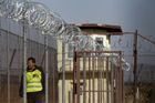 Obavy z deportace zvedly nervozitu. Běženci v Drahonicích zahájili hladovku, tři lidé se zranili