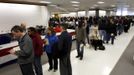 Voters wait in line to cast their ballots at the Franklin County in-person absentee voting location in Columbus, Ohio November 5, 2012. REUTERS/Matt Sullivan (UNITED STATES - Tags: ELECTIONS POLITICS USA PRESIDENTIAL ELECTION) Published: Lis. 5, 2012, 3:59 odp.